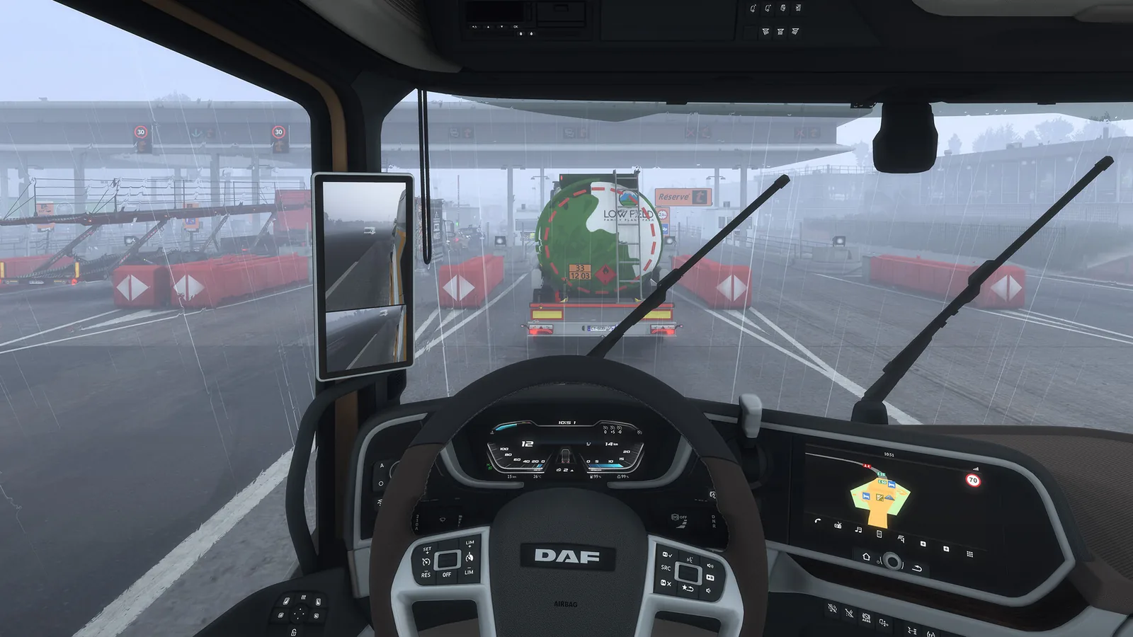 Visão de dentro da cabine no Euro Truck Simulator 2: painel digital, retrovisores e trânsito à frente sob neblina na rodovia.